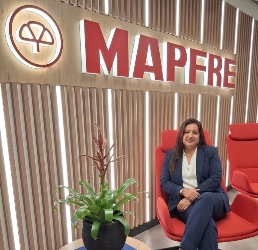 Nadia Angélica Suárez, Directora Comercial de Prosperar Seguros, en oficinas MAPFRE